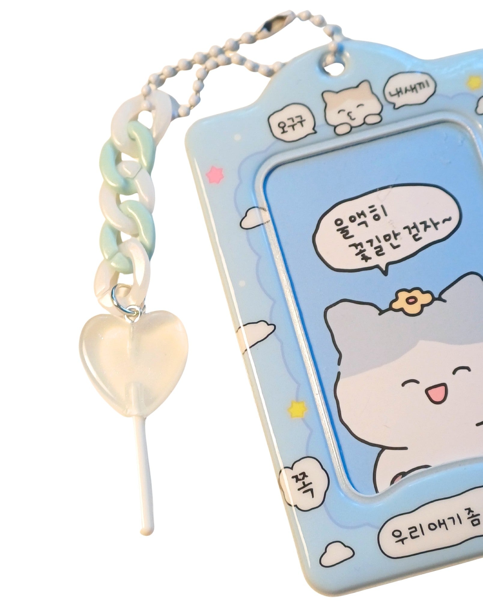 Dettaglio portachiavi intrecciato con charm cuore perlato photocard holder kawaii