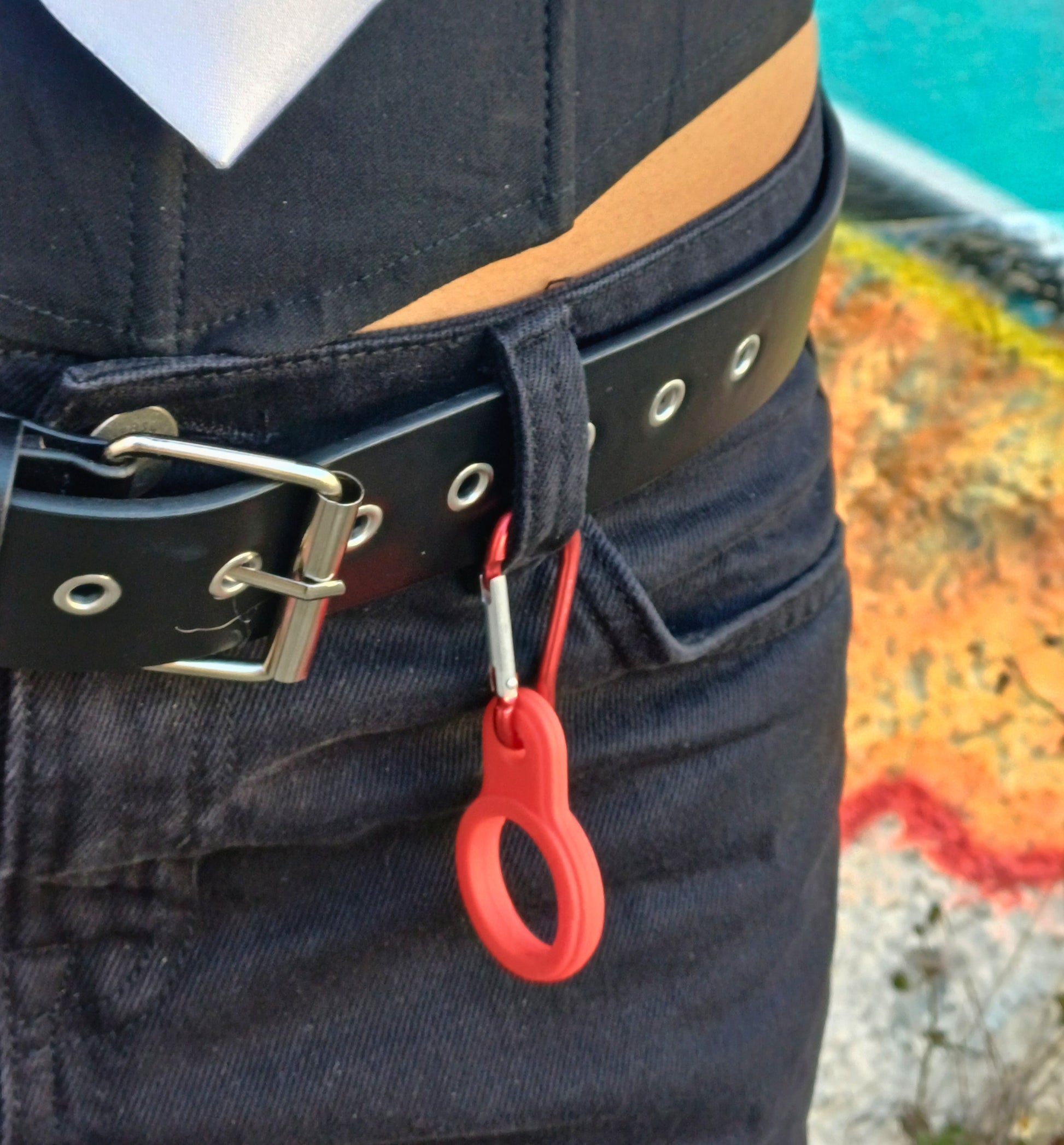 Lightstick & Bottle Holder agganciato ai jeans