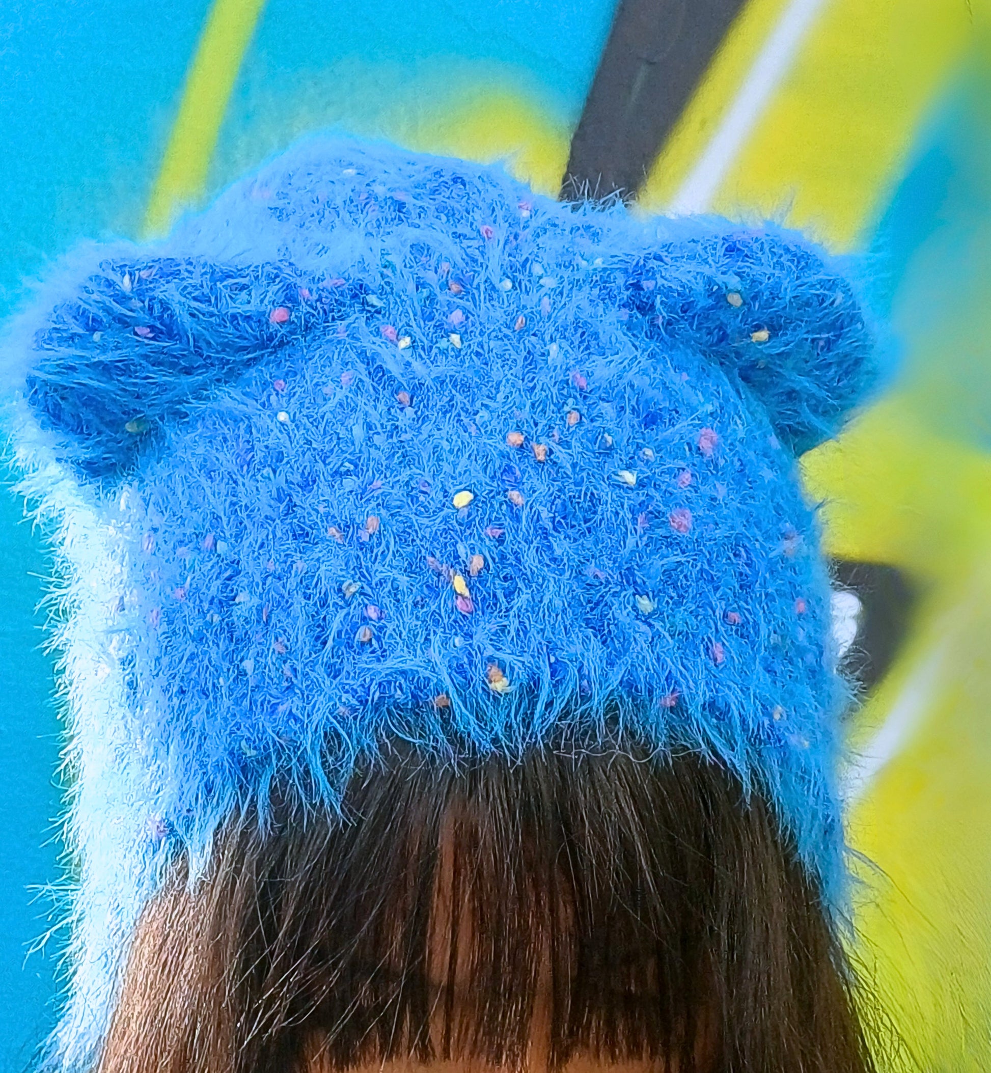 Cappello furry azzurro con orecchie, dettaglio