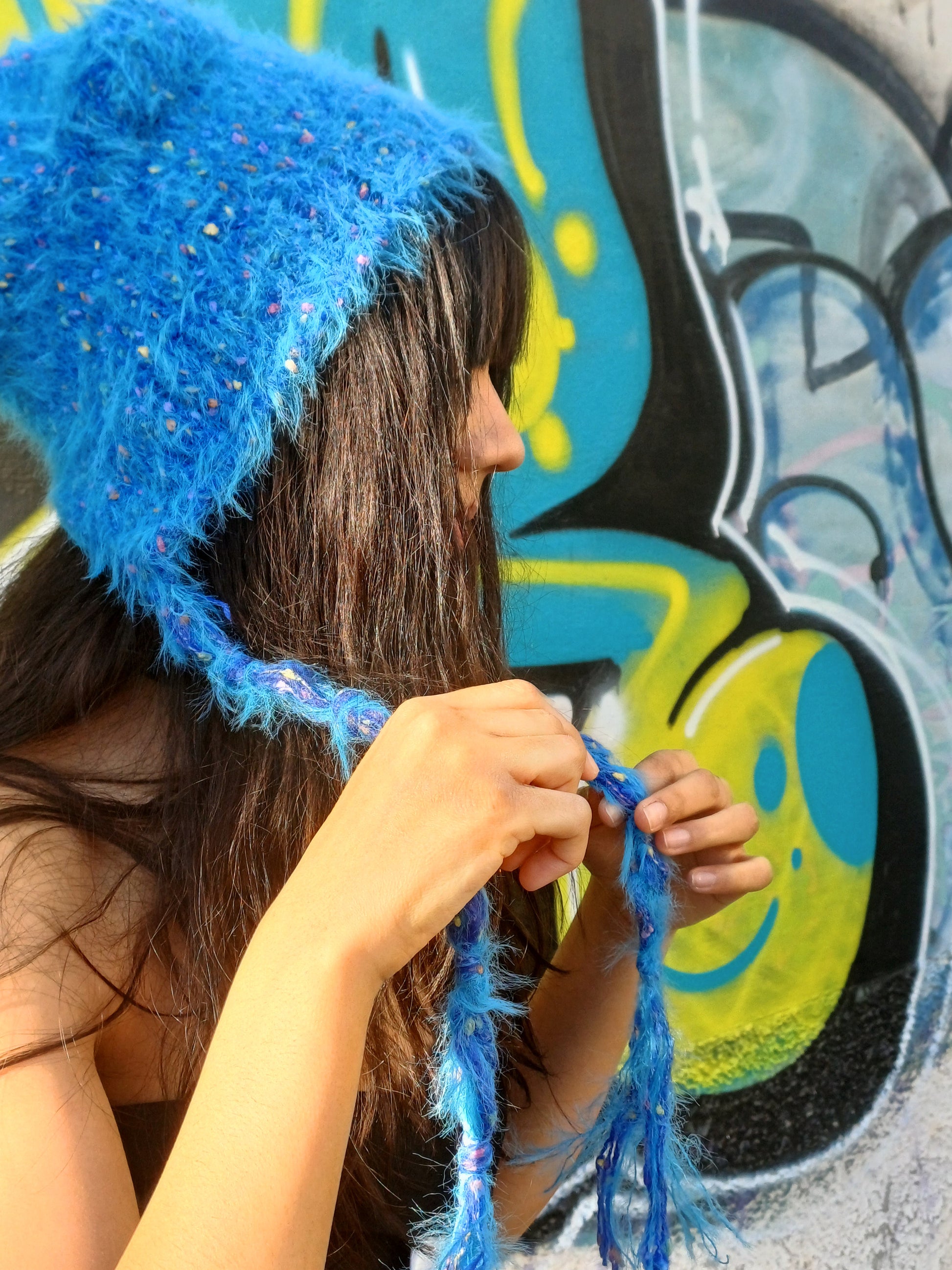 Cappello furry azzurro con orecchie, vista laterale