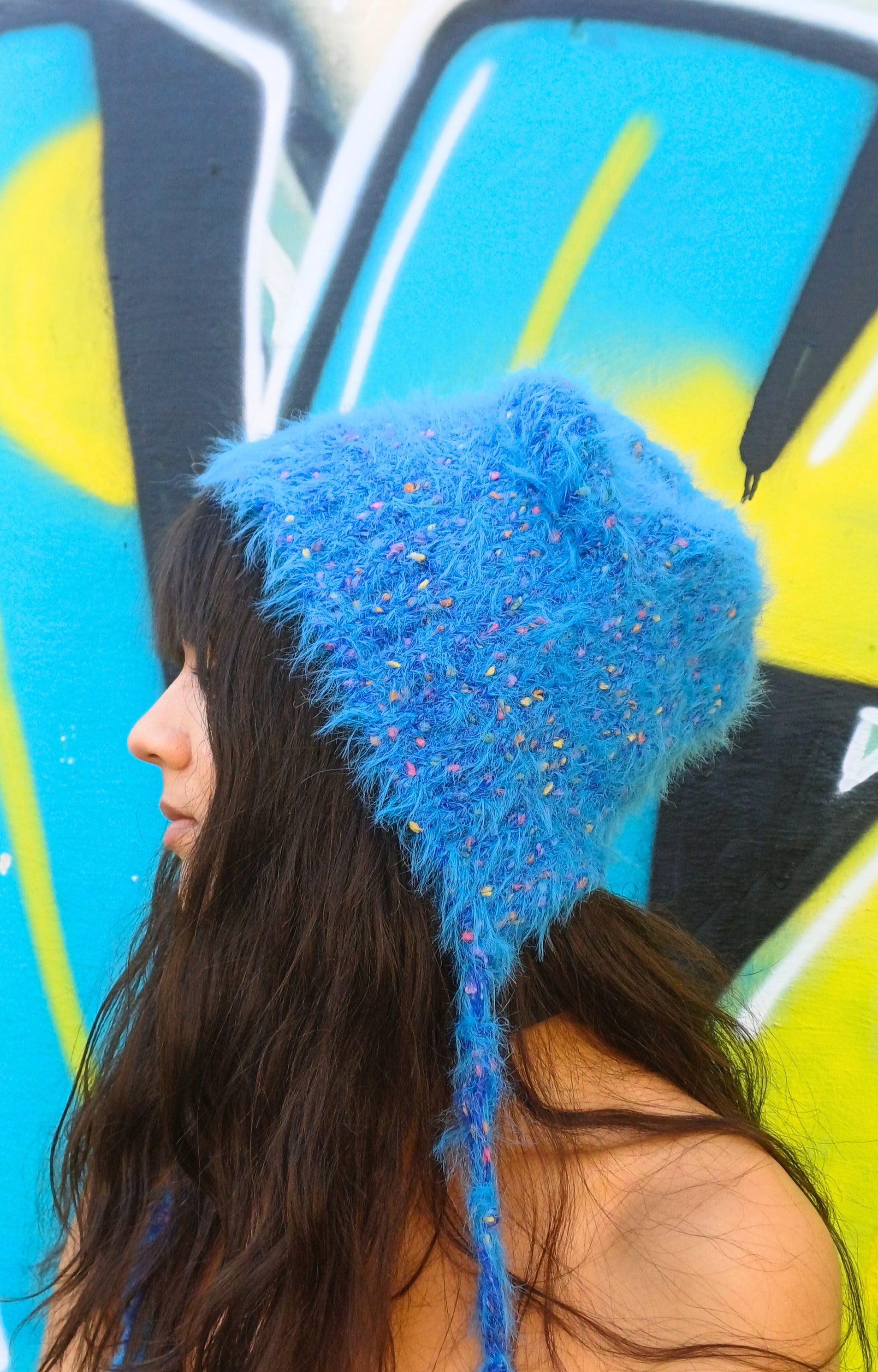 Cappello kpop azzurro con orecchie, vista laterale
