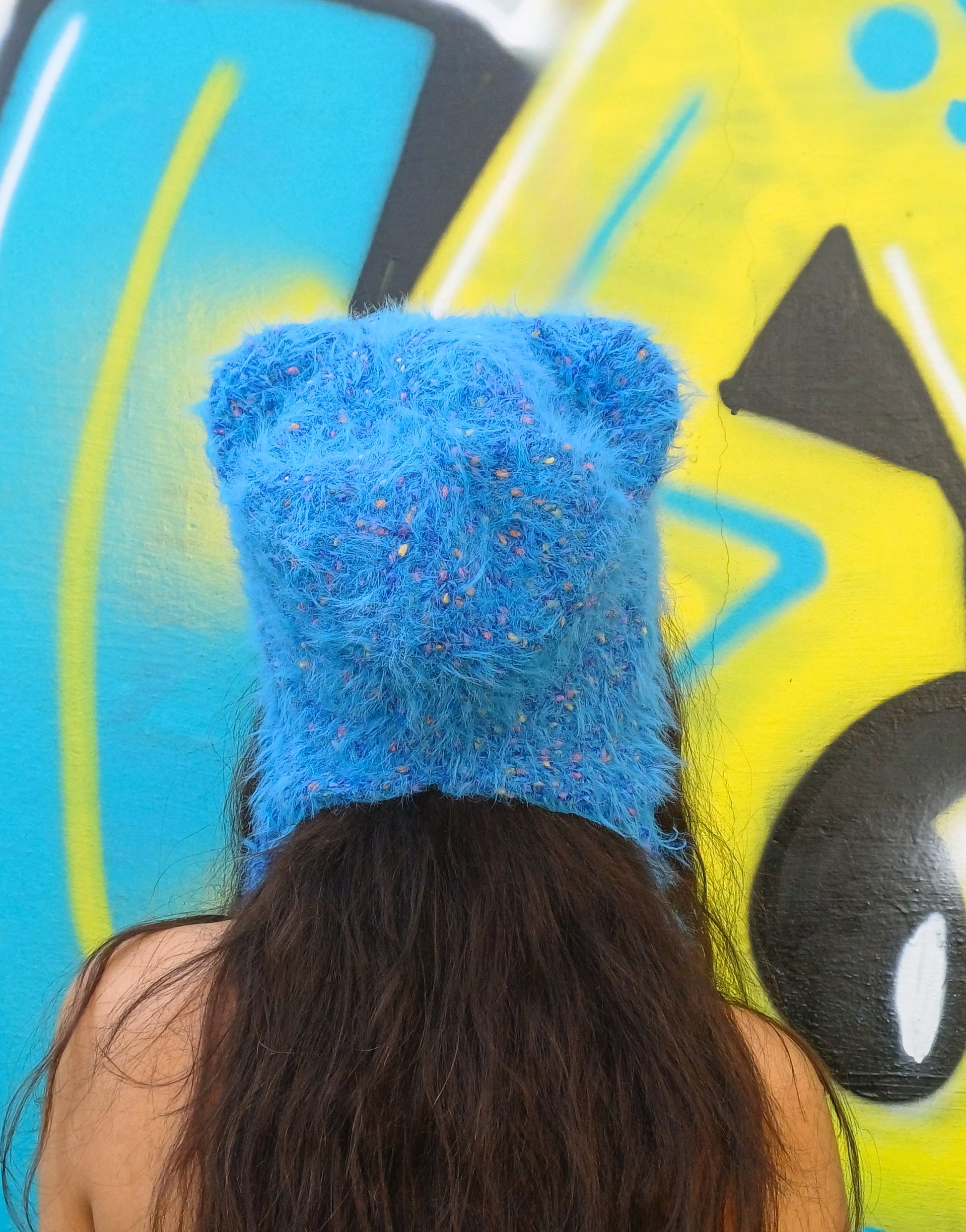Cappello morbido azzurro con orecchie, vista posteriore