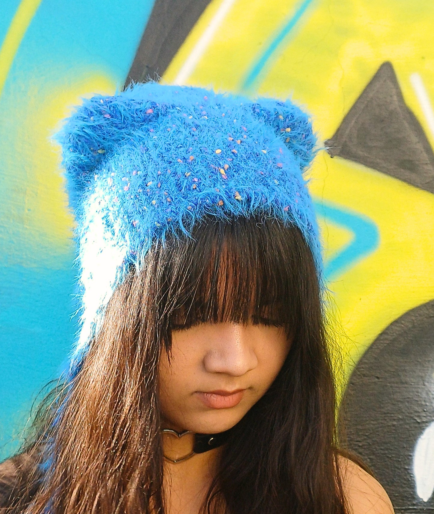Cappello furry azzurro con orecchie, vista frontale