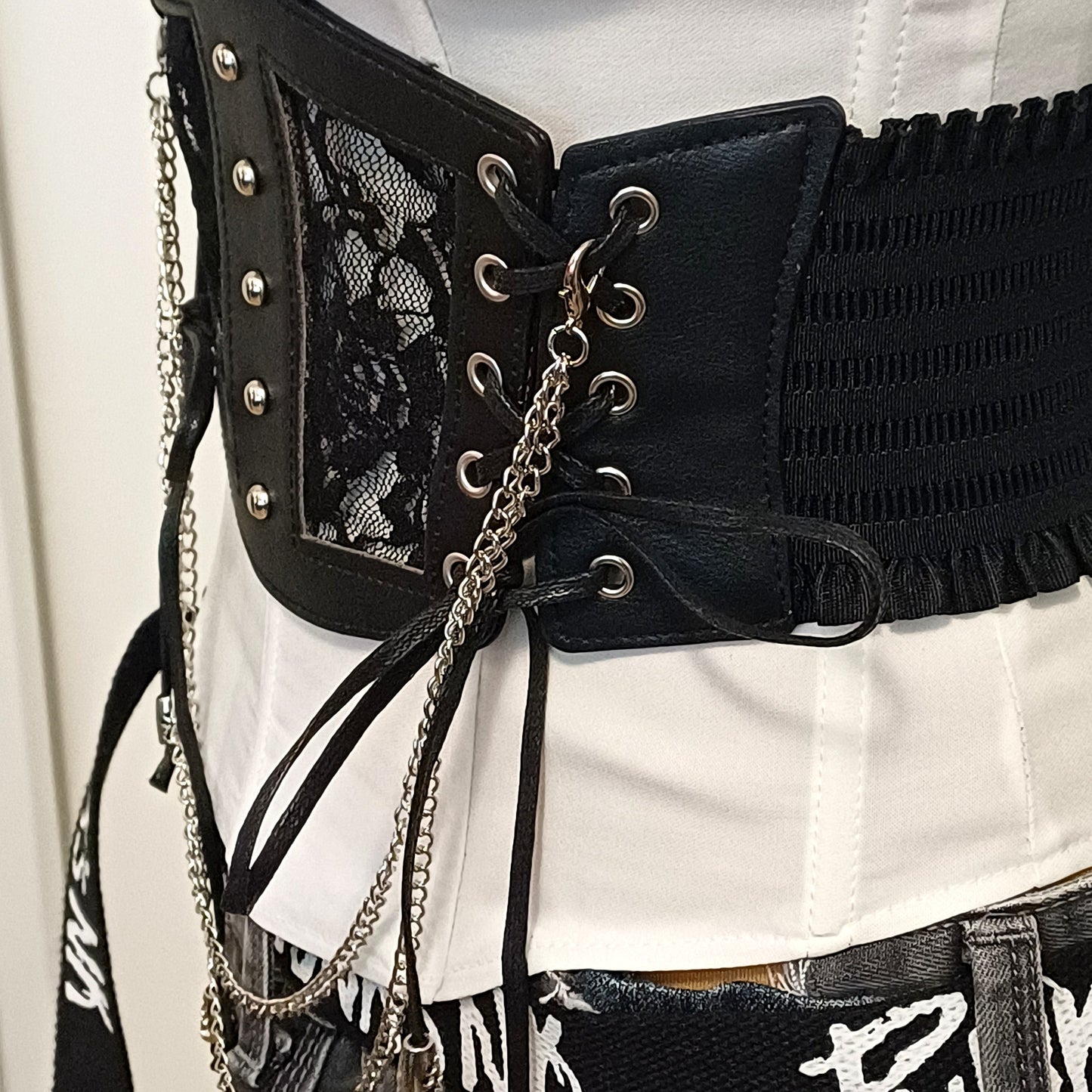 Corsetto Cintura Gotica con Pizzo Borchie e Fiocchi