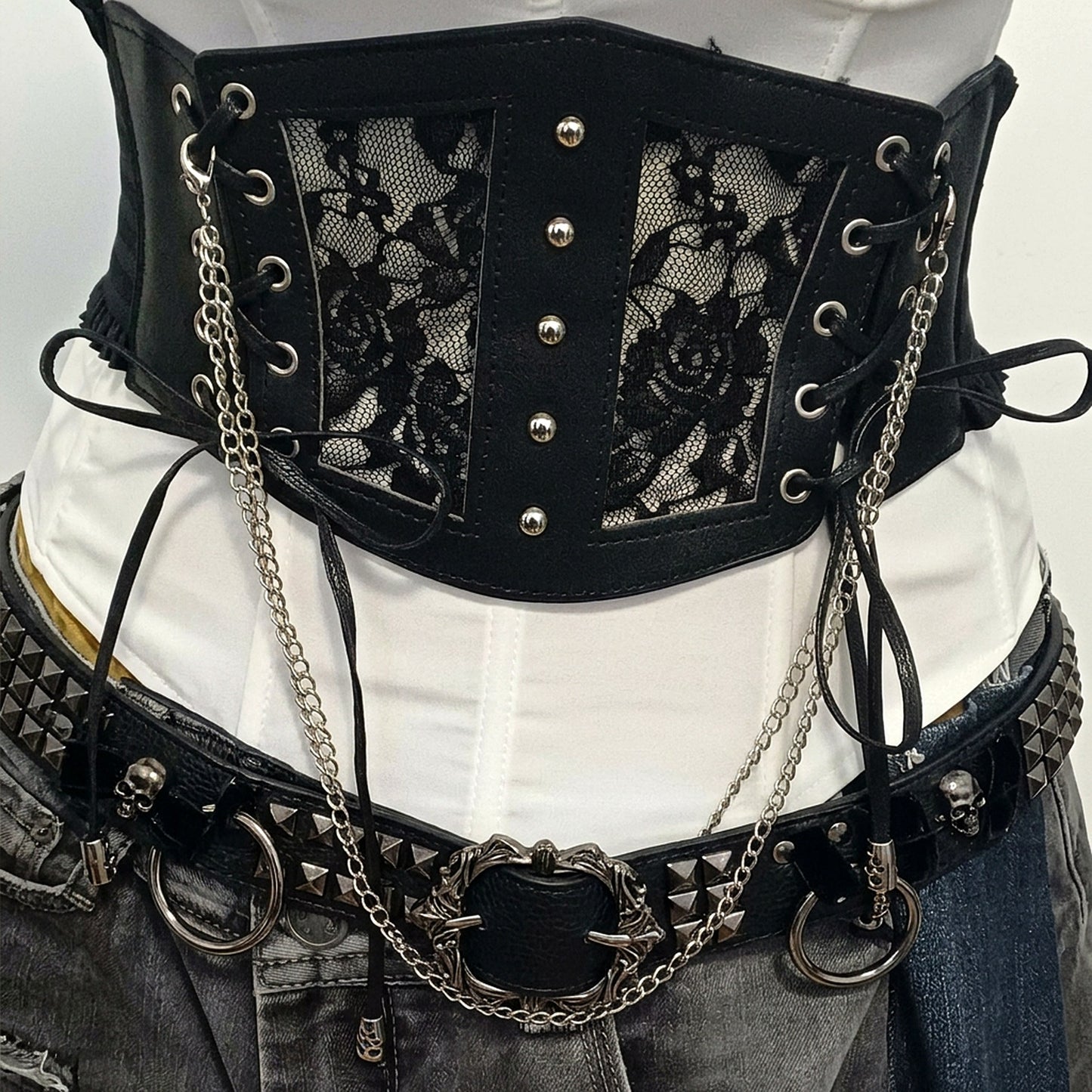 Corsetto Cintura Gotica con Pizzo Borchie e Fiocchi