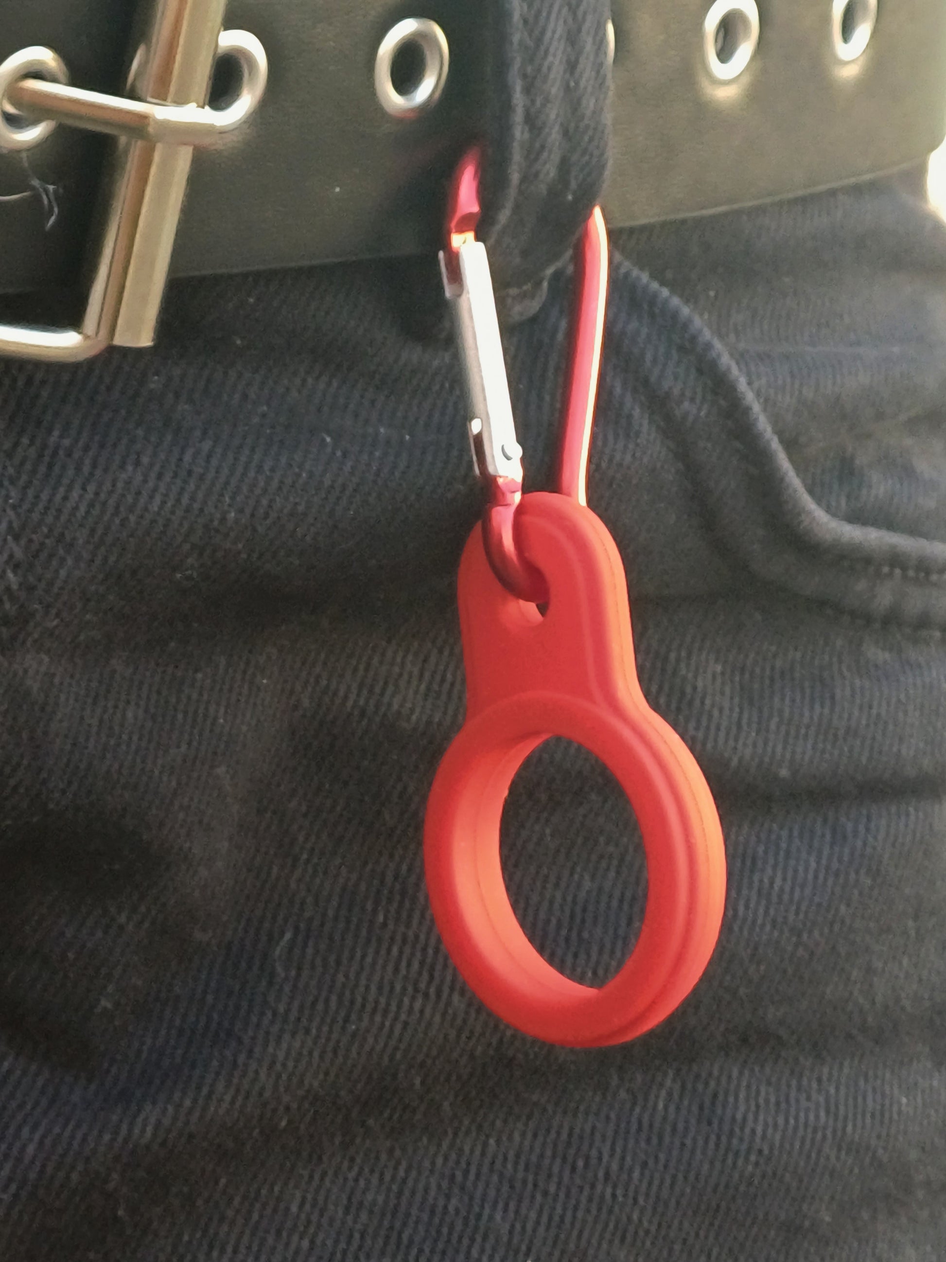 Lightstick & Bottle Holder agganciato al passante jeans, vista frontale