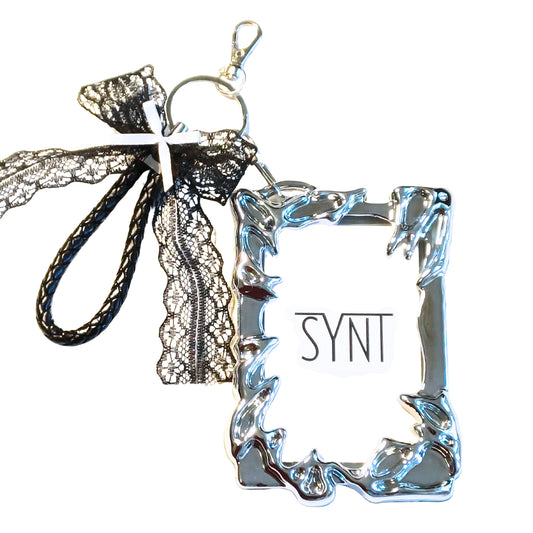 Photocard holder metallizzato K-pop goth con fiocco in pizzo 8x11cm vista frontale